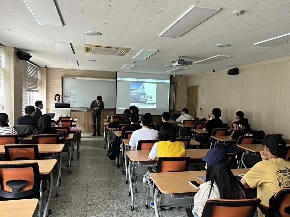 지난달 30일 영남대학교 제2인문관에서 일본 간사이국제공항 오프라인 취업설명회가 열리고 있다. [사진=수성구]