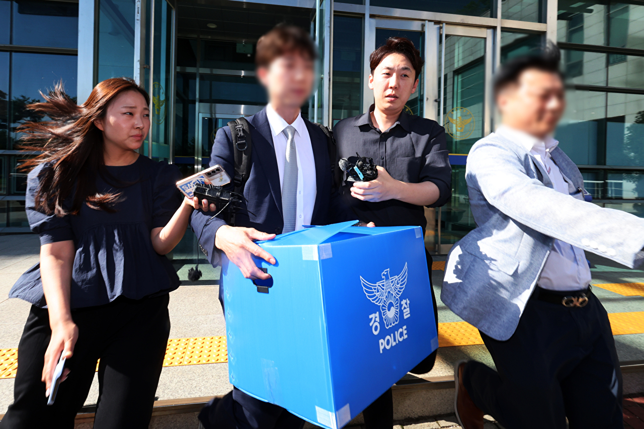 11일 오전 광주경찰청에서 경찰청 국가수사본부 특별수사팀이 압수수색을 마친 뒤 이동하고 있다. [사진=연합뉴스]