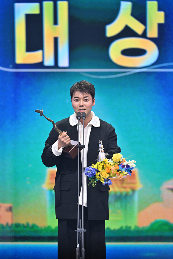 '2025 KBS 연예대상' 대상 전현무 [사진=KBS]