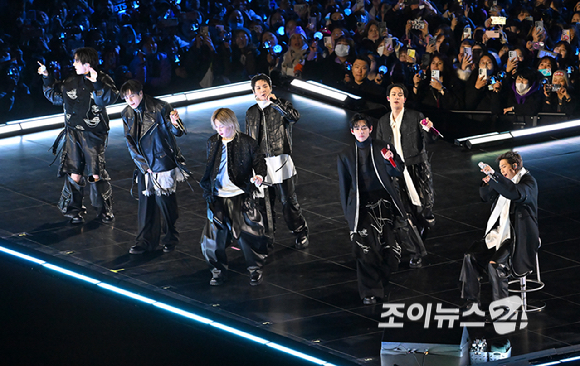 방탄소년단(BTS)이 21일 오후 서울 광화문 광장에서 정규 5집 '아리랑(ARIRANG)' 앨범 발매를 기념해 컴백 무대를 선보이고 있다. [사진=사진공동취재단]