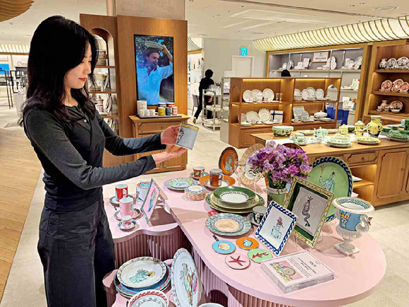 백화점 업계가 일제히 정기 봄 세일에 돌입한다. 사진은 모델이 롯데백화점 본점 리빙관을 소개하는 모습. [사진=롯데백화점]