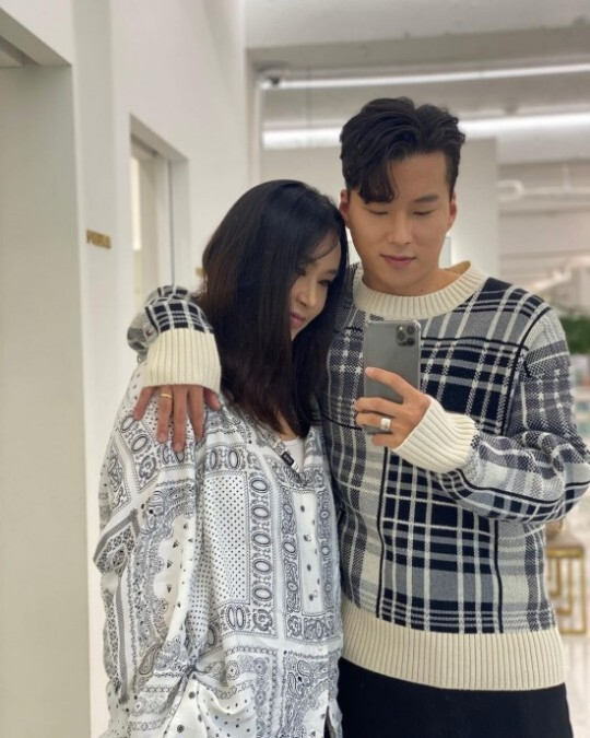 안무가 배윤정이 남편과 함께한 사진을 공개했다. [사진=배윤정 인스타그램]