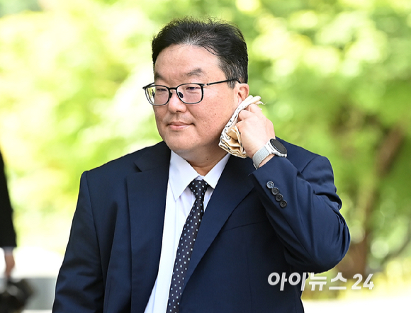 쿠팡 수사 외압 혐의를 받는 엄희준 광주고검 검사가 25일 서울 서초구 서울중앙지방법원에서 열린 직권남용권리행사방해 등 혐의 4차 공판에 출석하고 있다. [사진=곽영래 기자]
