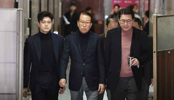 국민의힘 권영세 비상대책위원장(가운데)이 19일 국회에서 열린 긴급비상대책위원 회의에 참석하고 있다. [사진=연합뉴스]