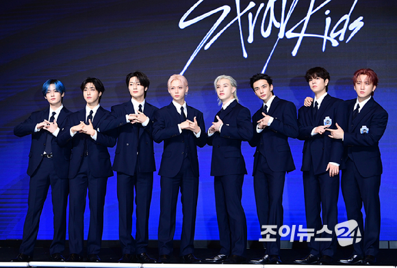 그룹 스트레이키즈가&nbsp;22일 오전 서울 영등포구 여의도 콘래드호텔에서 열린&nbsp;스트레이키즈(Stray Kids) 정규 4집 '카르마' 발매 기념 기자간담회에서 포즈를 취하고 있다. [사진=정소희 기자]