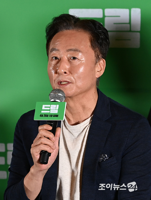 배우 김종수가 17일 오후 서울 강남구 삼성동 코엑스 메가박스에서 열린 영화 '드림' 언론시사회에서 인사말을 하고 있다. [사진=김성진 기자]