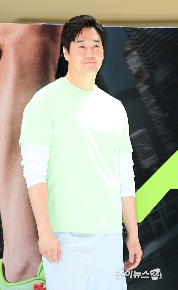 배우 유지태가 3일 오후 경기도 고양시 덕양구 스타필드 고양점에서 열린 스케쳐스 에어로 러닝화 팝업스토어 포토콜 행사에 참석하고 있다. [사진=정소희 기자]