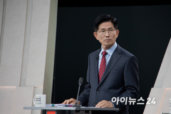 27일 서울 상암 MBC스튜디오에서 열린 21대 대선후보 3차 토론회에 국민의힘 김문수 후보가 참석하여 토론회를 준비하고 있다. [사진=국회사진기자단]
