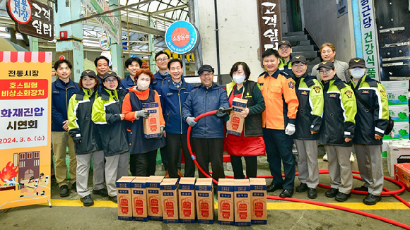 박찬혁(앞줄 왼쪽 네번째) HD현대사이트솔루션 부사장과 이원근(// 일곱번째) 동부소방서장이 6일 울산 동구 월봉시장에서 열린 명판식에서 기념촬영을 하고 있다. [사진=HD현대사이트솔루션]