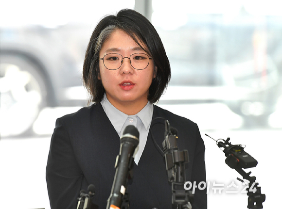 용혜인 성평등가족부 장관 후보자가 2일 서울 서대문구에 마련된 인사청문회 준비 사무실로 출근하며 취재진의 질문에 답하고 있다. [사진=곽영래 기자]