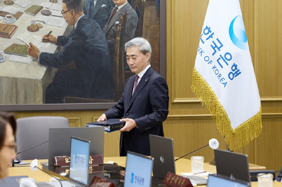 신현송 한국은행 총재가 16일 서울 중구 한국은행에서 열린 금융통화위원회 본회의에 참석하고 있는 모습. [사진=한국은행]