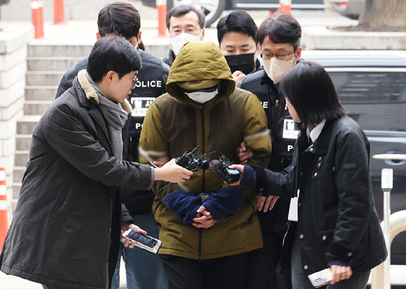 아내 살해 혐의를 받는 50대 미국 변호사 A씨가 지난해 12월 6일 오후 서울 서초구 서울중앙지방법원에서 영장실질심사를 받기 위해 법원으로 들어가고 있다. [사진=뉴시스]