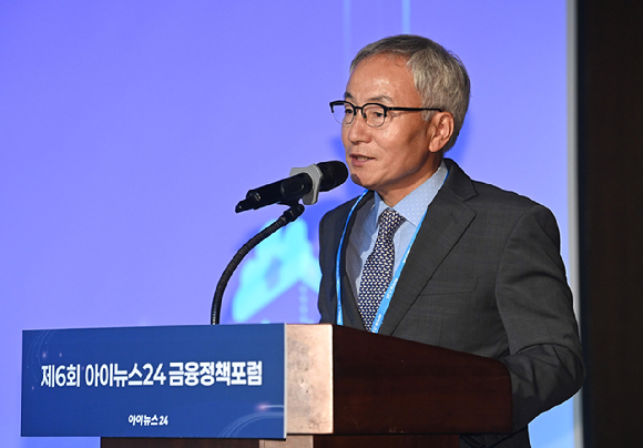 '제6회 아이뉴스24 금융정책포럼'이 '디지털자산기본법 이후, 한국 가상자산 시장의 새로운 질서'를 주제로 18일 서울 중구 은행회관 국제회의실에서 열렸다. 박동석 아이뉴스24 사장이 개회사를 하고 있다. [사진=곽영래 기자]
