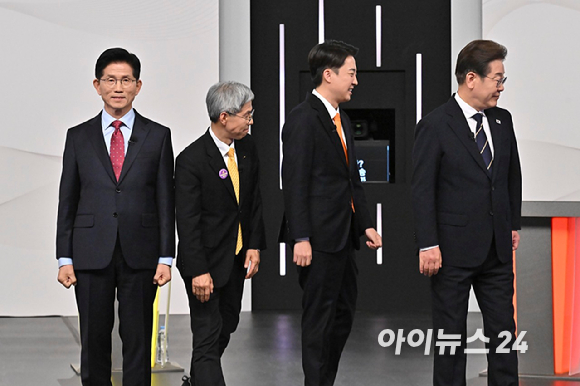 18일 서울 마포구 SBS프리즘타워에서 열린 중앙선거방송토론위원회 주관 제21대 대통령선거 후보자토론회에서 각 정당 대선 후보들이 선전을 다짐하고 있다. 왼쪽부터 국민의힘 김문수, 민주노동당 권영국, 개혁신당 이준석, 더불어민주당 이재명 대선후보. [사진=국회사진취재단]