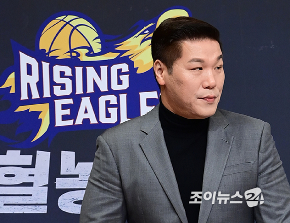 방송인 서장훈이 26일 오전 서울 양천구 목동 SBS사옥에서 열린 SBS 새 예능프로그램 '열혈농구단' 제작발표회에 참석하고 있다. [사진=정소희 기자]