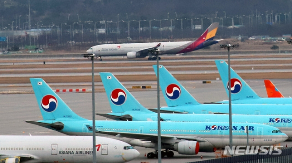 대한항공이 지난 8일 오후 임의 신고국가인 싱가포르 경쟁당국으로부터 아시아나항공 인수에 대해 '무조건'적인 기업결합 승인을 받았다. [사진=뉴시스]