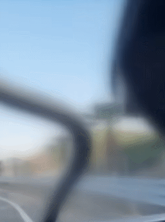 달리는 차 유리창에 2m 구렁이가 나타나 운전자를 놀라게 했다. [사진=JTBC '사건반장' 캡처]