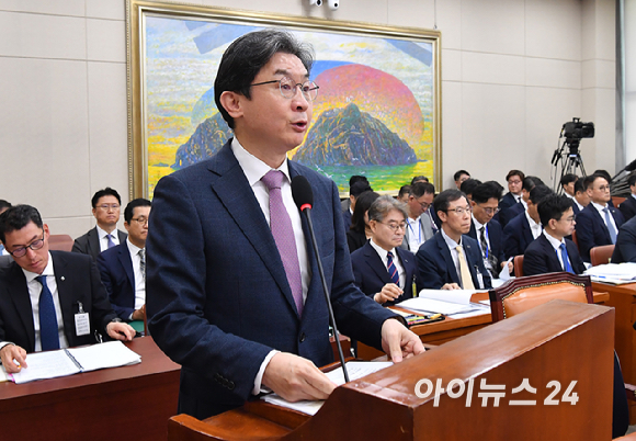 이억원 금융위원장이 29일 서울 여의도 국회에서 열린 정무위원회 전체회의에서 업무 보고를 하고 있다. [사진=곽영래 기자]