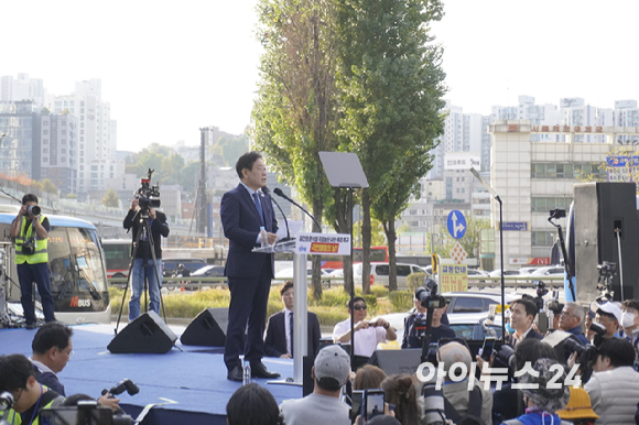 이재명 더불어민주당 대표가 2일 서울역 인근에서 진행된 '김건희·윤석열 국정농단 규탄·특검촉구 국민행동의 날' 집회에서 발언하고 있다. [사진=김주훈 기자]