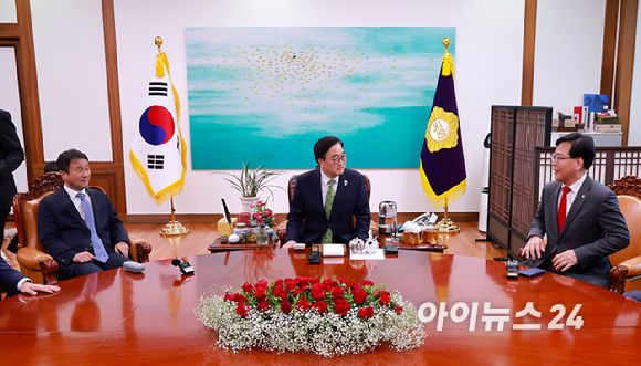 15일 국회의장실에서 우원식 국회의장(가운데) 주재로 더불어민주당 한병도 원내대표(왼쪽)와 국민의힘 송언석 원내대표가 회동하고 있다. [사진=곽영래 기자]