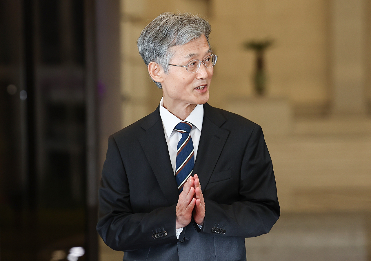 조희대 대법원장이 17일 서울 서초구 대법원에서 퇴근하기 위해 이동하며 취재진을 돌아보고 있다. 2025.9.17 [사진=연합뉴스]