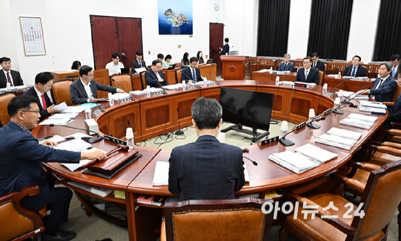 이양수 정보위원장이 1일 국회에서 열린 정보위원회 전체회의를 주재하고 있다. [사진=국회사진기자단 ]