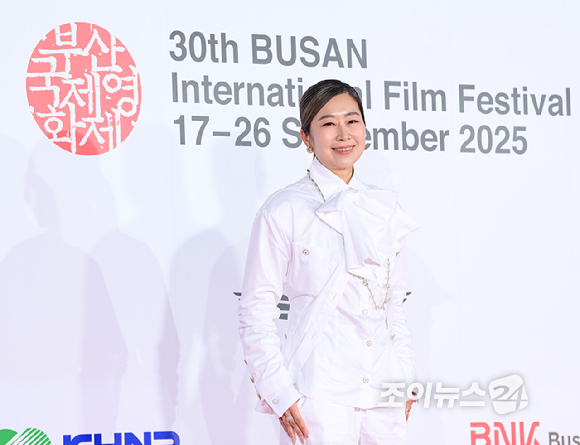 '케이팝데몬헌터스' 메기강 감독이 17일 오후 부산광역시 해운대구 영화의 전당에서 열린 제30회 부산국제영화제 개막식 레드카펫 행사에 참석하고 있다. [사진=정소희 기자]