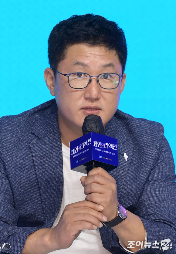 (왼쪽부터)지코-유인나-브레이브걸스 유정-이진호가 14일 오후 서울 영등포구 여의도동 콘래드서울 그랜드볼룸에서 열린 쿠팡플레이 예능 '체인리액션' 제작발표회에 참석하고 있다. [사진=정소희 기자]