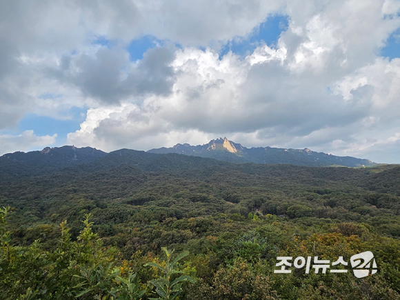 25일 오전 9시 북한산 국립공원 우이분소(백운천 휴게공간)에서 고품격 엔터테인먼트 경제지 조이뉴스24(대표 이창호)가 개최하는 '브브걸 민영과 함께 하는 팬트레킹-제12회 희망찾기 등산&middot;트레킹 교실'(이하 트레킹교실)'이 열렸다. 북한산 쌍둥이전망대에서 본 도봉산 전경. [사진=이미영 기자]