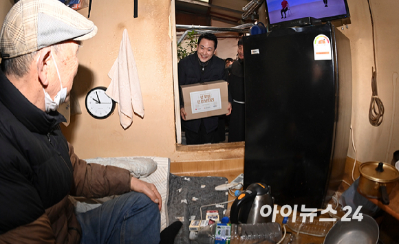 장동혁 국민의힘 대표가 13일 오전 서울 중구 쪽방촌을 찾아 주민에게 설맞이 선물을 전달하고 있다. [사진=정소희 기자]