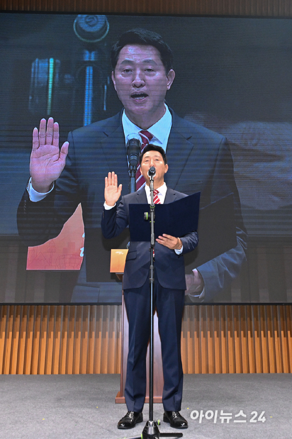 오세훈 서울시장이 1일 오전 서울시청에서 열린 제40대 서울특별시장 취임행사에서 취임 선서를 하고 있다. [사진=곽영래 기자]