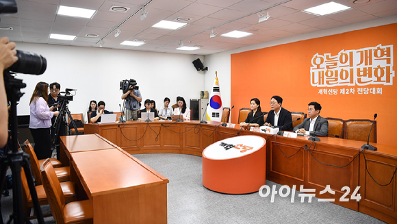 천하람 개혁신당 원내대표가 28일 오전 서울 여의도 국회에서 열린 이준석 대표의 자택 압수수색 관련 긴급 기자회견에서 발언하고 있다. [사진=곽영래 기자]