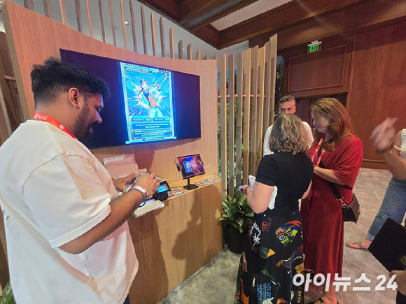 AI 개인 맞춤형 트레이딩 카드 데모를 통해 생성된 카드. 이용자 이름과 사진을 바탕으로 AI가 캐릭터와 카드 디자인을 새롭게 구성한다. [사진=안세준 기자]