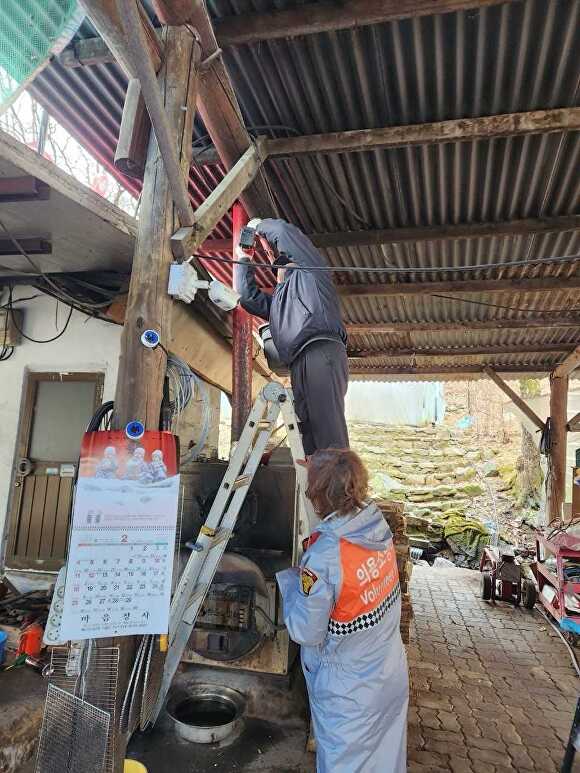 안성소방서 소방대원이 화목보일러 설치 주택을 대상으로 화재안전시설(간이SP, 자동확산소화기)을 설치하고 있다. [사진=안성소방서]