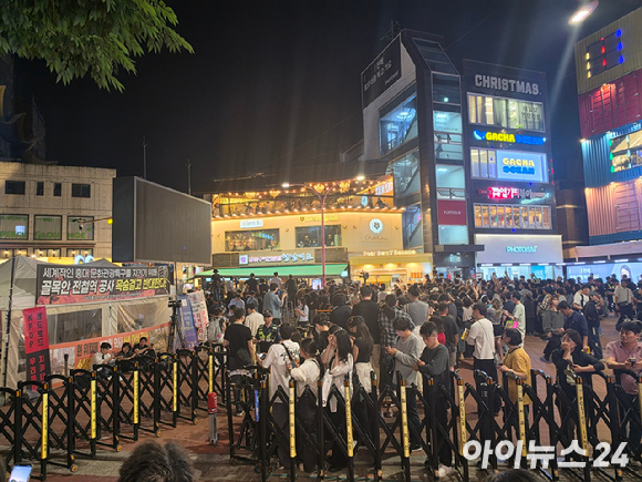 젠슨 황 엔비디아 최고경영자(CEO)가 5일 서울 마포구 서교동의 한 고깃집에서 최태원 SK회장, 구광모 LG회장, 이해진 네이버 의장과 삼겹살 회동을 하고 있다. [사진=곽영래 기자]