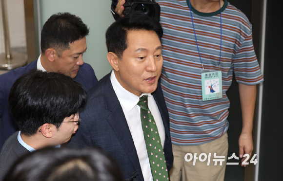 정치 브로커 명태균씨로부터 여론조사를 받고 후원자를 통해 비용을 대납하게 한 혐의로 기소된 오세훈 서울시장이 22일 오후 서울 서초구 서울중앙지법에서 열린 공판에 출석하고 있다. [사진=사진공동취재단 ]