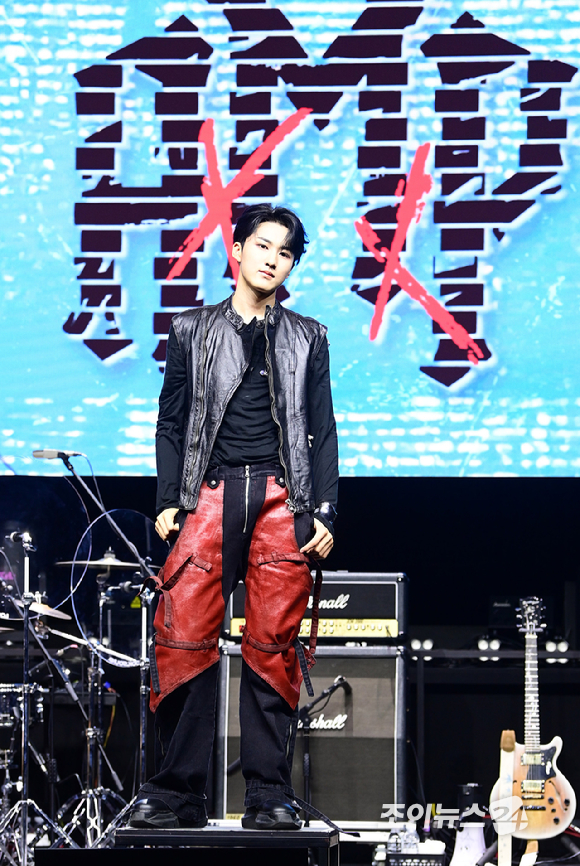 밴드 에이엠피 주환이 21일 오후 서울 서대문구 예스24 원더로크홀에서 열린 AxMxP(에이엠피) 첫 번째 미니앨범 'Amplify My Way'(앰플리파이 마이 웨이) 프레스 쇼케이스에 참석하고 있다. [사진=정소희 기자]