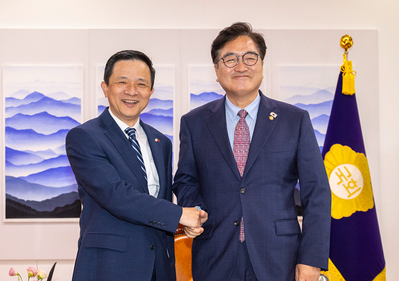우원식 국회의장(오른쪽)이 20일 국회에서 다이빙 주한중국대사를 면담하기 전 악수하고 있다. 2025.8.20 [사진=연합뉴스]