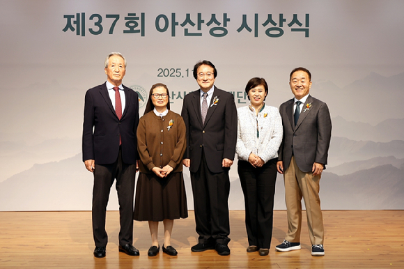 정몽준 아산재단 이사장, 정춘실 성 데레사 진료소장(아산상), 서울대 의과대학 김웅한 교수(의료봉사상), 김옥란&middot;김현일 부부(사회봉사상)((왼쪽부터). [사진=아산재단]