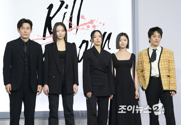 (왼쪽부터)배우 설경구-이솜-전도연-김시아-구교환이 21일 오전 서울 강남구 삼성동 그랜드 인터컨티넨탈 서울 파르나스에서 열린 넷플릭스 영화 '길복순'(감독 변성현) 제작보고회에 참석해 포토타임을 갖고 있다. [사진=정소희 기자]