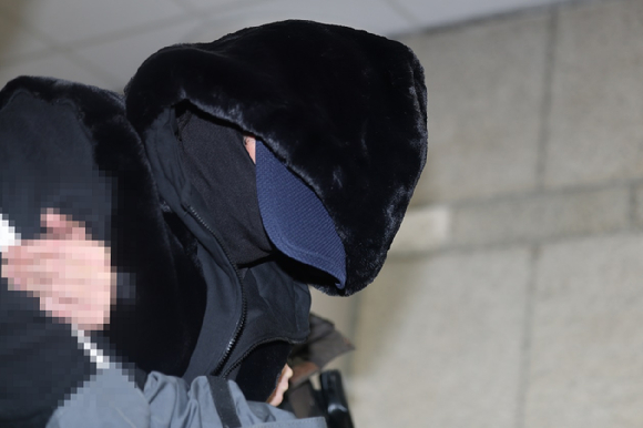 서울 도심에서 일본인 관광객 모녀를 들이받아 이들 중 어머니인 50대 여성을 숨지게 한 음주운전자 서모 씨가 지난해 11월 5일 서울 서초구 서울중앙지방법원에서 열린 구속 전 피의자 심문(영장실질심사)에 출석하고 있다. [사진=연합뉴스]