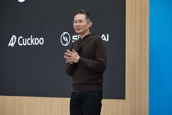 김경훈 오픈AI 코리아 총괄대표가 13일 열린 데브데이 익스체인지 서울에서 발표하고 있다. [사진=오픈AI]