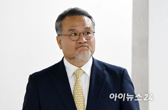 '삼부토건 주가조작' 혐의를 받는 이일준 삼부토건 회장이 19일 서울 서초구 서울중앙지방법원에서 열린 자본시장과금융투자업에관한법률위반 공판에 출석하고 있다. [사진=사진공동취재단 ]