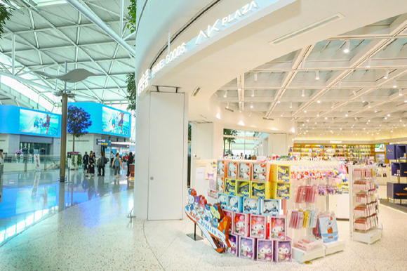 대한항공과 트래블메이트가 인천공항 2터미널 3층 트래블메이트 매장(D게이트 근처)에서 대한항공 굿즈를 판매하고 있다. [사진=대한항공 인스타그램]