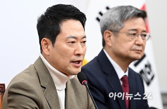 장동혁 국민의힘 대표가 5일 서울 여의도 국회에서 현안 관련 기자간담회를 하고 있다. [사진=곽영래 기자]