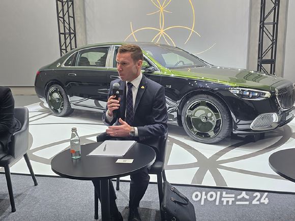 마티아스 바이틀 메르세데스-벤츠 코리아 최고경영자(CEO)가 25일 서울 종로구 북촌 '푸투라서울'에서 '메르세데스-마이바흐 S-클래스 V12 에디션'을 공개하고 있다. [사진=김종성 기자]