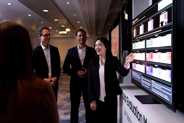 독일 프랑크푸르트에서 열린 삼성전자 '2026 유럽 테크세미나'에서 참석자들이 삼성전자의 차별화된 화질을 체험하고 있다. [사진=삼성전자]