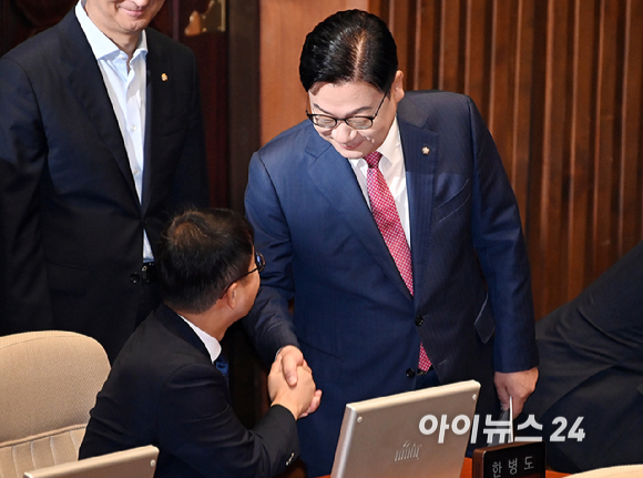 정점식 국민의힘 원내대표가 8일 국회에서 열린 정기국회 제4차 본회의에서 교섭단체 대표 연설에 앞서 한병도 더불어민주당 원내대표와 악수를 하고 있다. [사진=곽영래 기자]