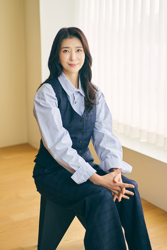 배우 김지현이 쿠팡플레이, 지니 TV 오리지널 시리즈 'UDT: 우리 동네 특공대' 인터뷰에 앞서 포즈를 취하고 있다. [사진=쿠팡플레이, 지니 TV 오리지널 시리즈]