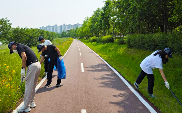 오비맥주 광주공장 직원들이 '세계 환경의 날'을 기념해 광주시민의 숲 환경정화 활동을 진행했다. [사진=오비맥주]
